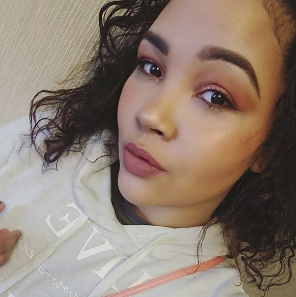 Meet your posher ,karina - Picture 3 of 4